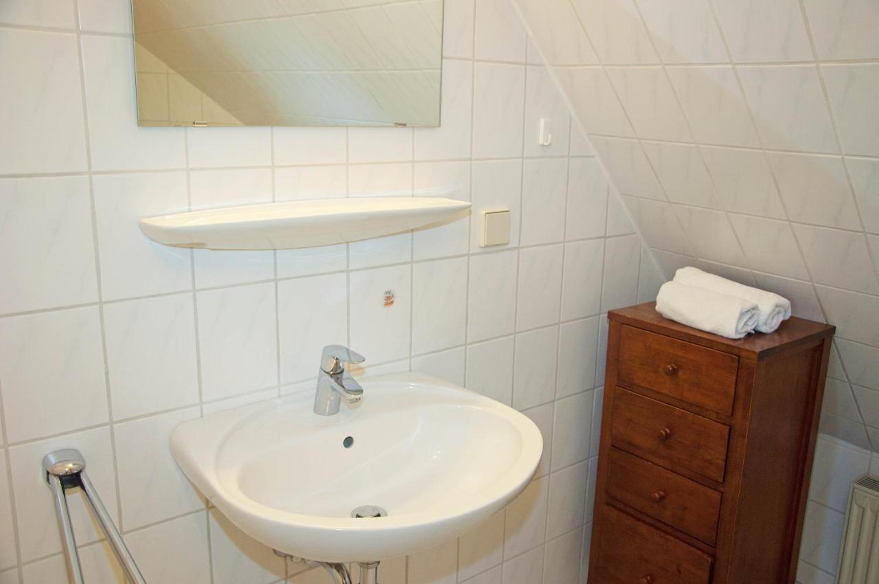 Wg Bernstein - Reetdachhaus - Ruhe Und Seeblick Sellin  Exterior foto