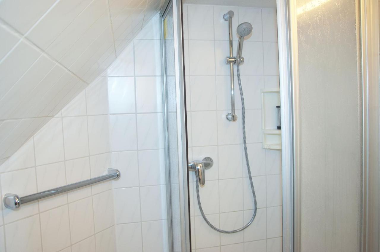 Wg Bernstein - Reetdachhaus - Ruhe Und Seeblick Sellin  Exterior foto